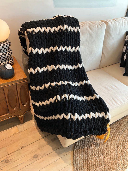 Woven blanket (black/white) - BLKT